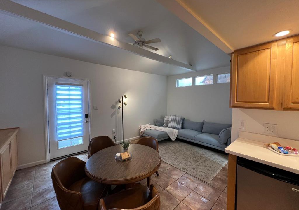 Park Mesa Heights House | The Place, private 1bd unit, LAX, SoFi, Beaches, USC, Forum