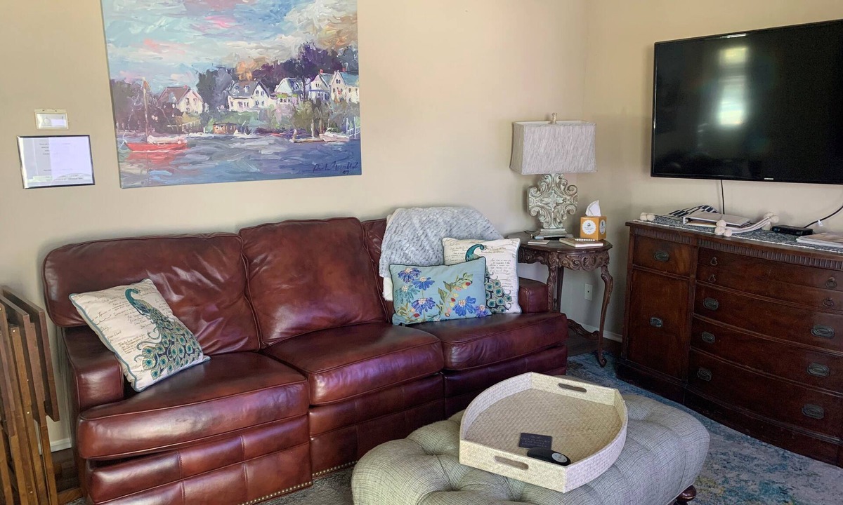 Orange Apartment | The Retreat at Goose Hollow