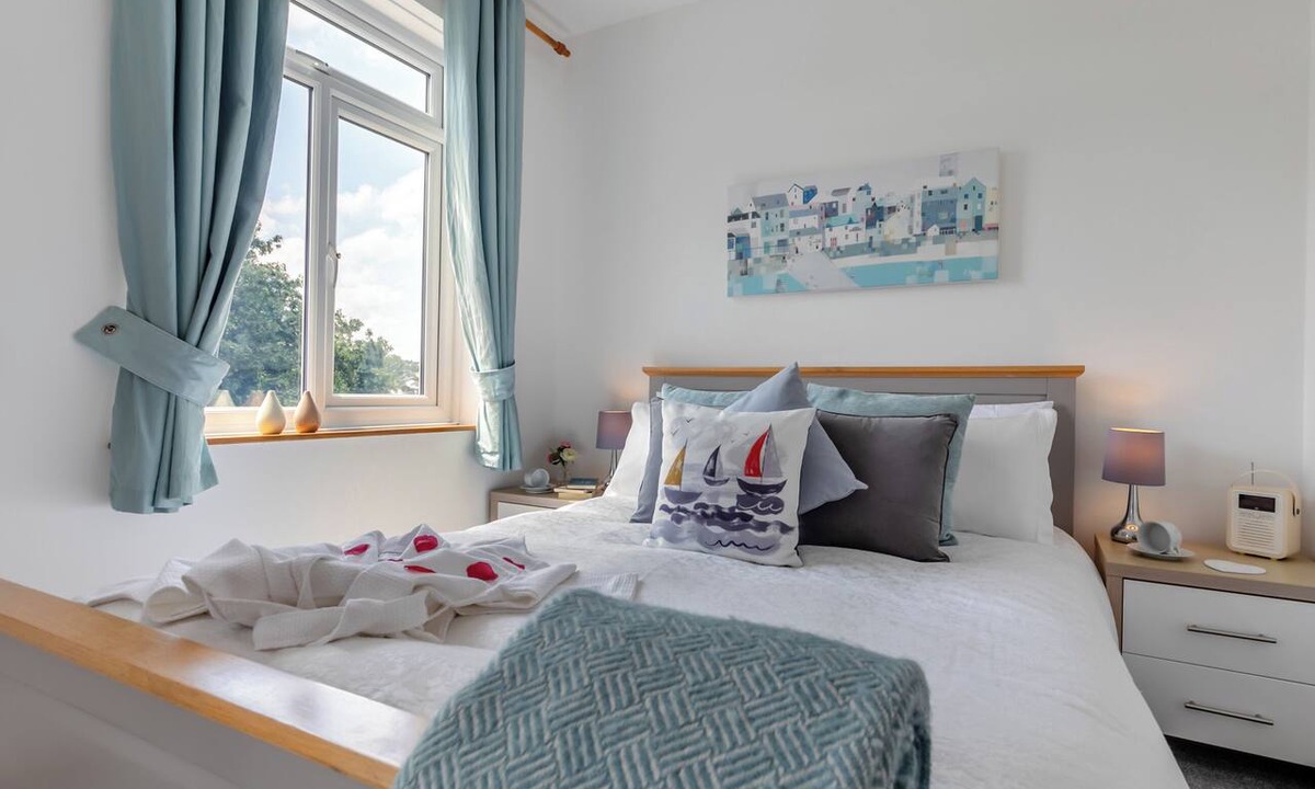 Falmouth House | THE RETREAT Falmouth- Driveway Parking, Front Courtyard, Rear Patio, Train 3 min