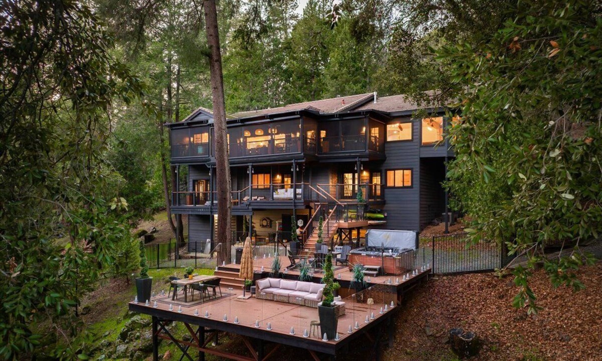 Chicago Park House | The Rollins Cove Retreat - Luxury Lakefront for unforgettable getaways.