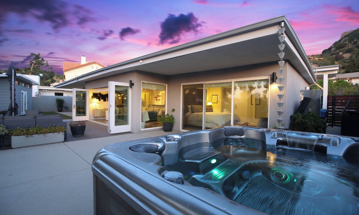 Chatsworth House | The Skyline: HOT TUB/Views/Firepit/Chic 3BR