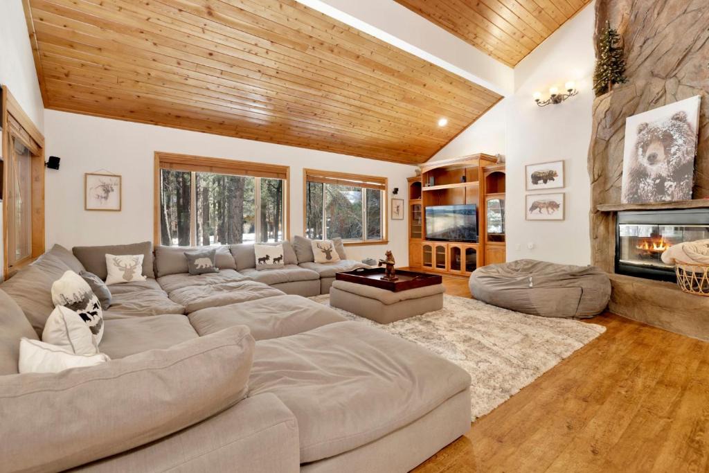 Summit Estates House | The Spa at Winterset- Incredible Resort Estate Chalet- Indoor Hot Tub- Games