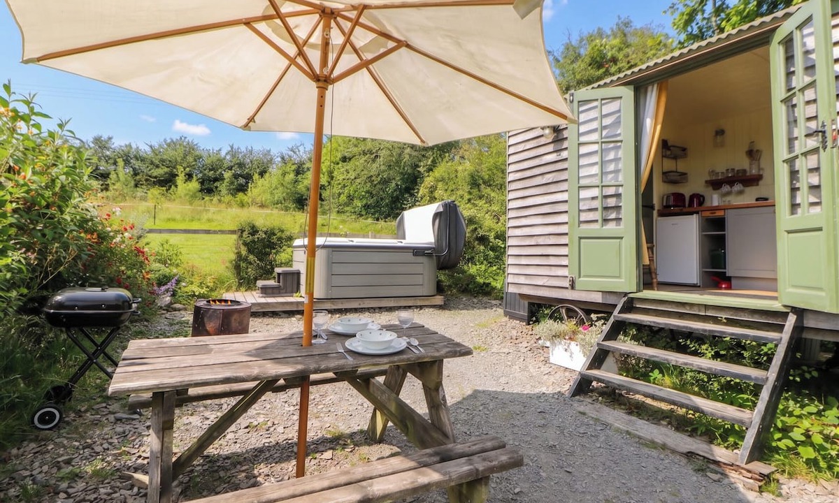 Llanybydder Cottage | THE THREE SPANIELS SHEPHERDS HUT, pet friendly in Llanybydder