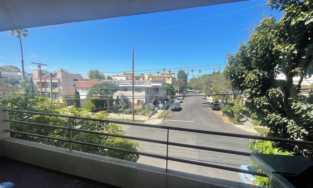 Sawtelle Condo | The Tree House - 2 Bed 2 Bath Light and Breezy with a Balcony West Los Angeles