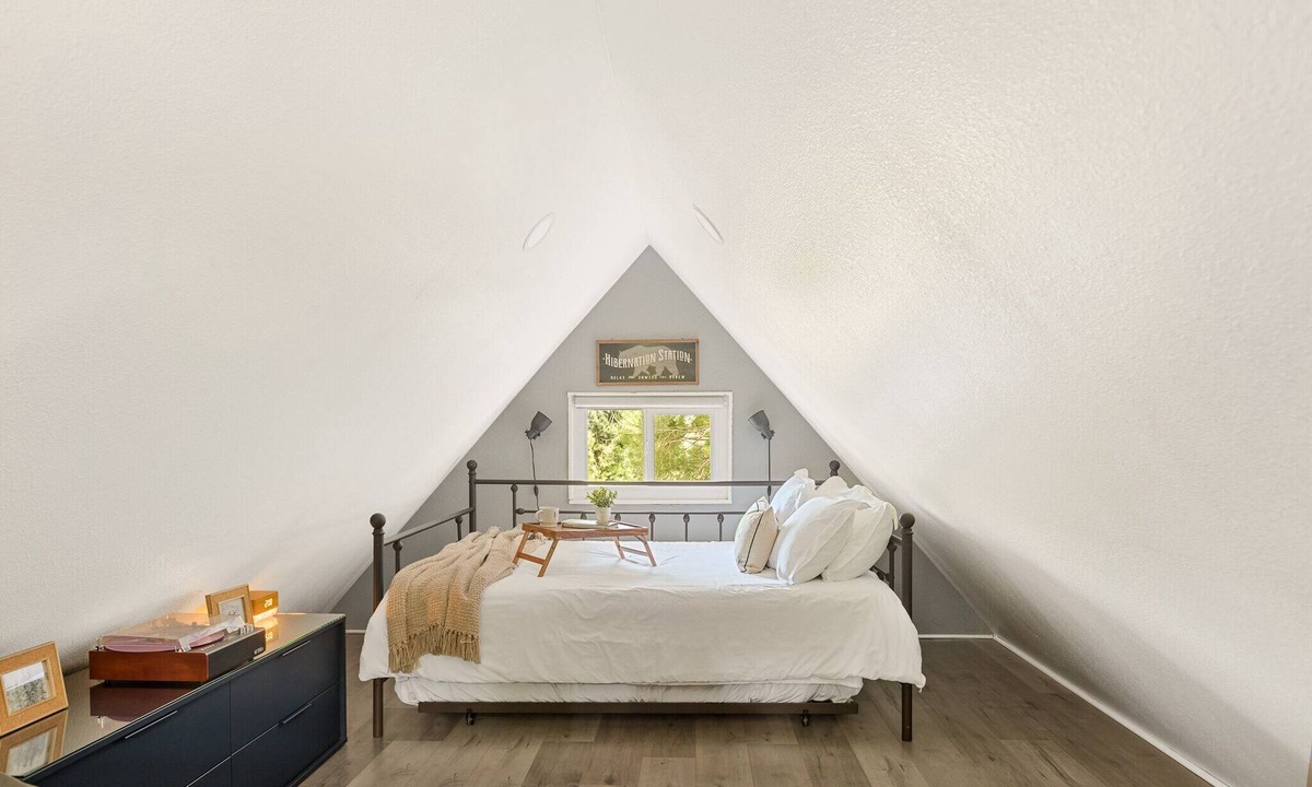 Crestline Cabin | Tiny cottage,Hot tub. Lake. Fire pit. Bbq
