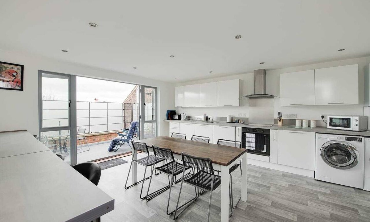 Portsmouth Apartment | Top-floor spacious 3-bedroom apartment with balcony, ideal for small groups seeking a calm, comfortable stay
