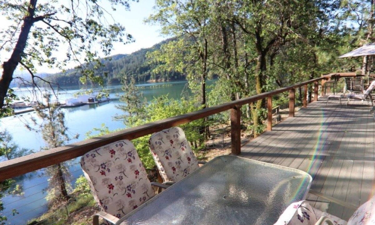 Lakehead House | Top Lakefront Oasis - Kayaks, Paddle Bd, Hot Tub - Shasta Lakeshore Retreat #2