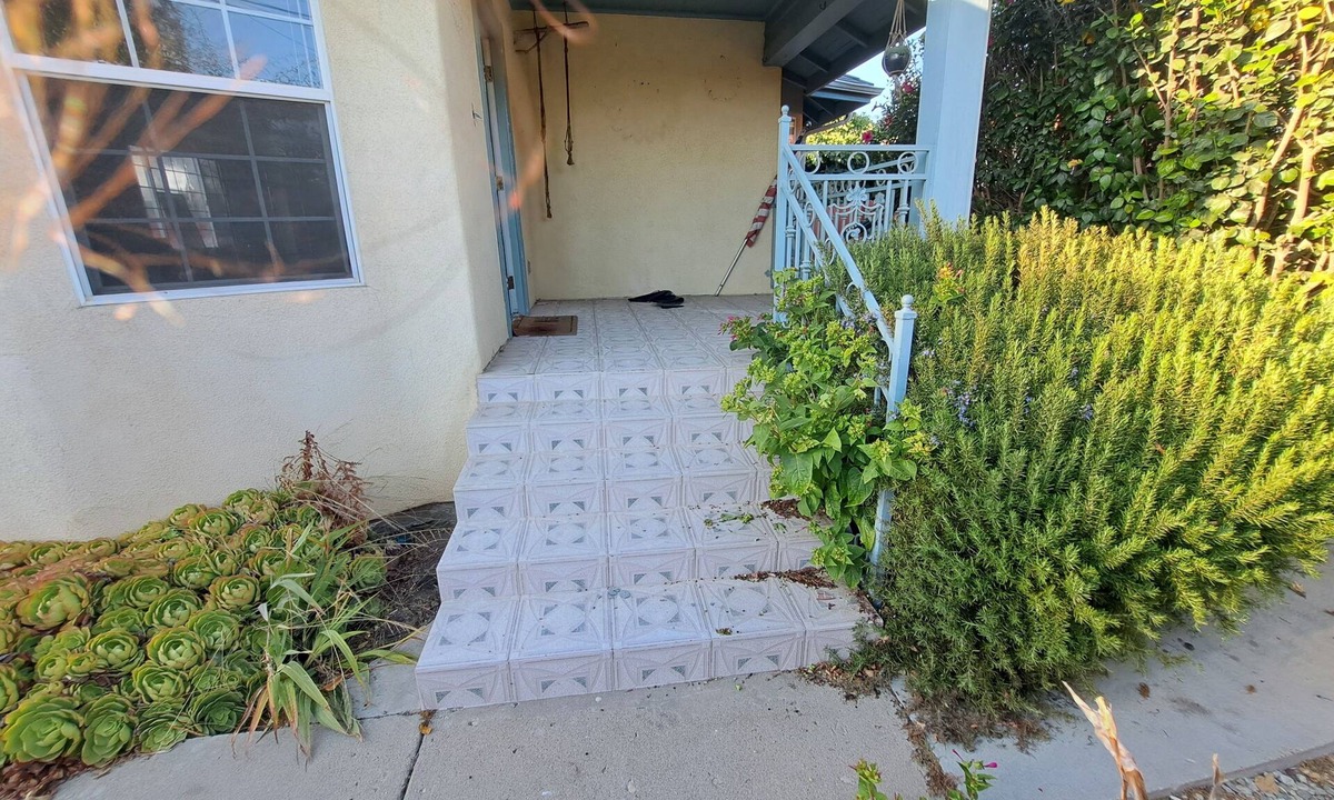 Ventura House | Tranquil 2-bedroom house in Ventura with flower garden close to beach