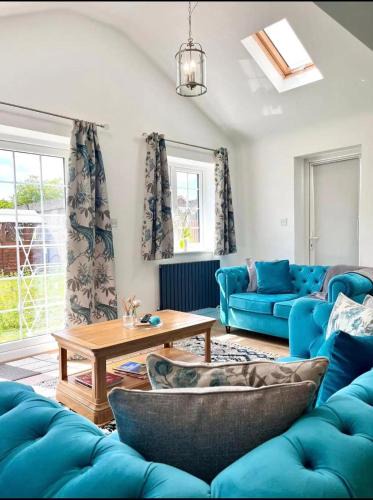 Bracknell Apartment | Tranquil Turquoise - 3 Bed House With Parking
