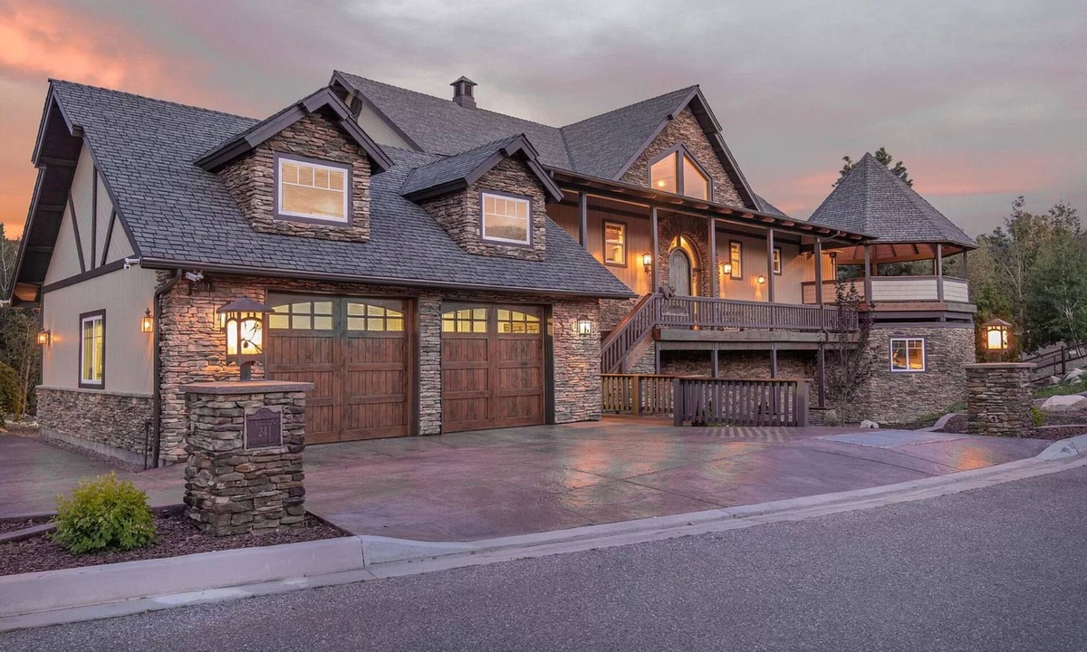 Castle Glen Estates Cabin | Tranquility Lodge by Destination Big Bear : Luxury in Castle Glen Estates! Pool Table!