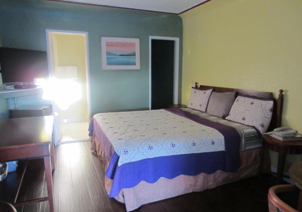 South Wrigley Hotel | Travel Eagle Inn Motel