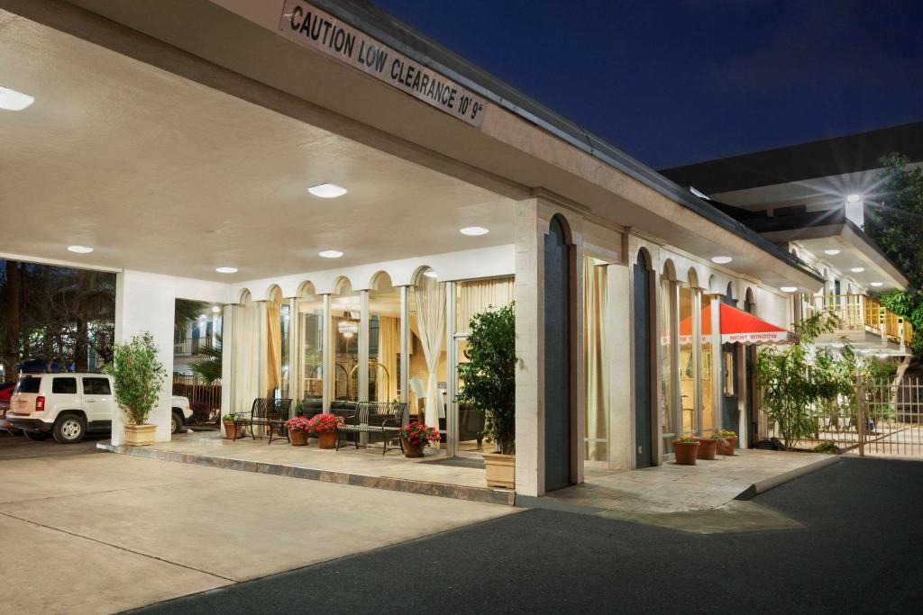 Oleander - Sunset Hotel | Travelodge by Wyndham Bakersfield