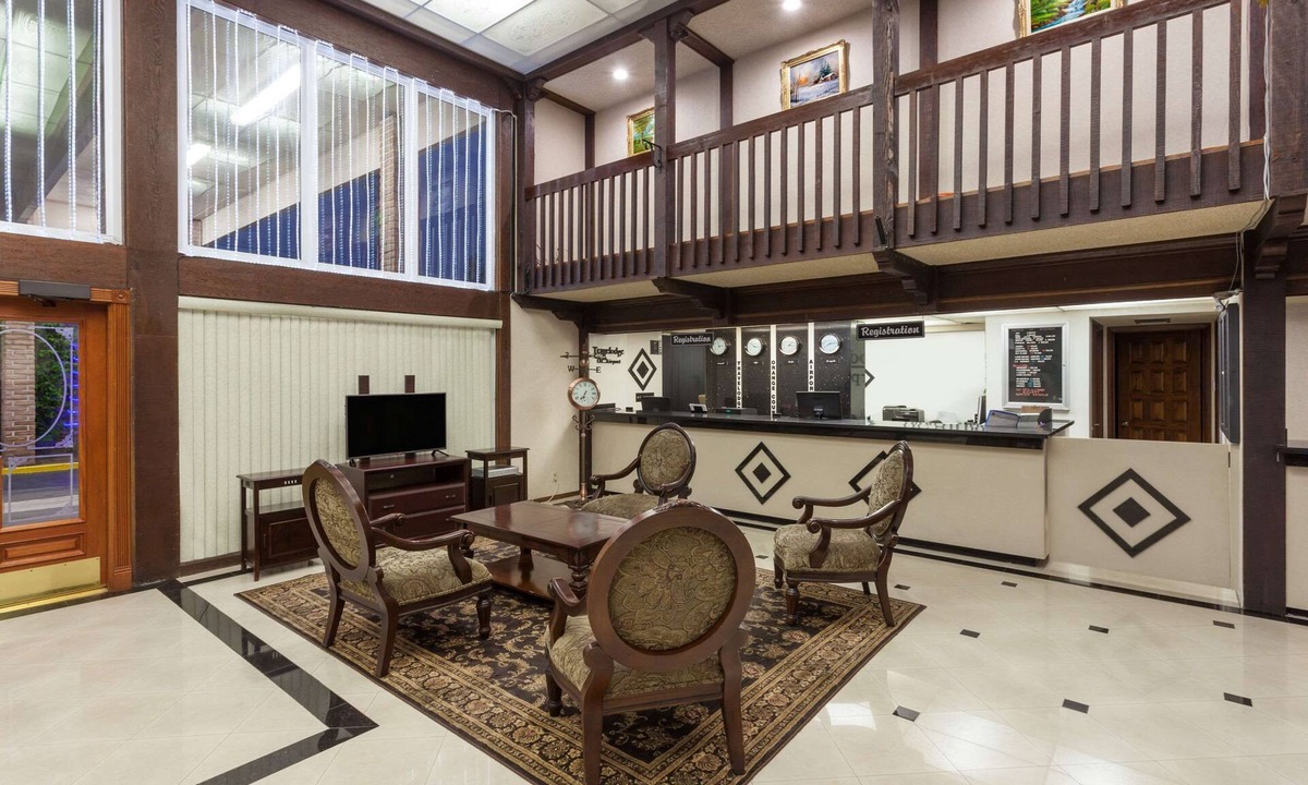 East Side Costa Mesa Hotel | Travelodge by Wyndham Orange County Airport/Costa Mesa
