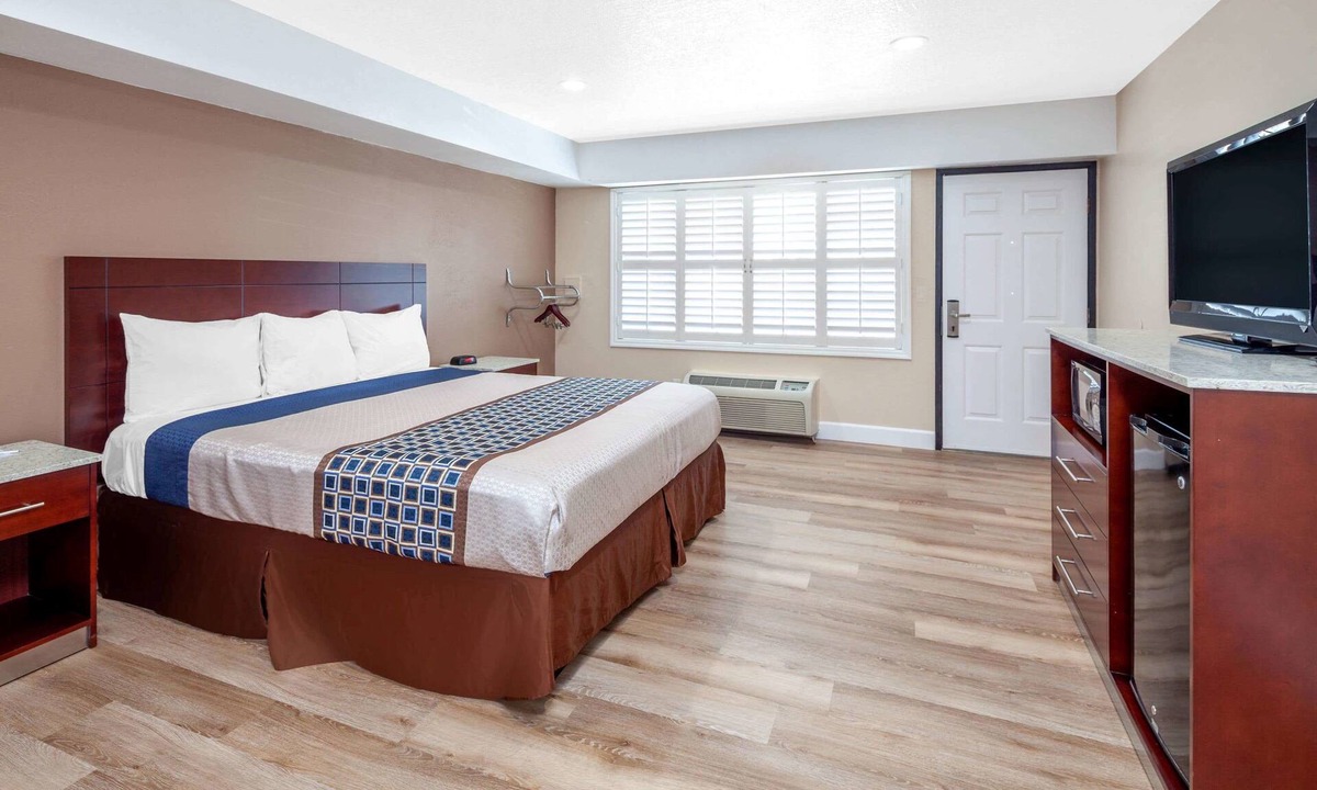 Harbor Hotel | Travelodge by Wyndham Harbor City