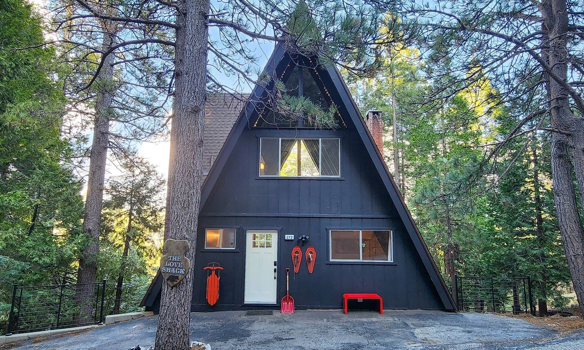 Lake Arrowhead Cabin | Tree-Frame A Treehouse A-Frame - Lake Access - Fenced Yard - AC
