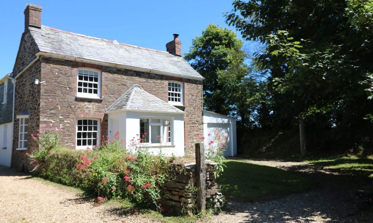 Winnard's Perch Cottage | TRENOUTH COTTAGE, pet friendly, with a garden in Padstow