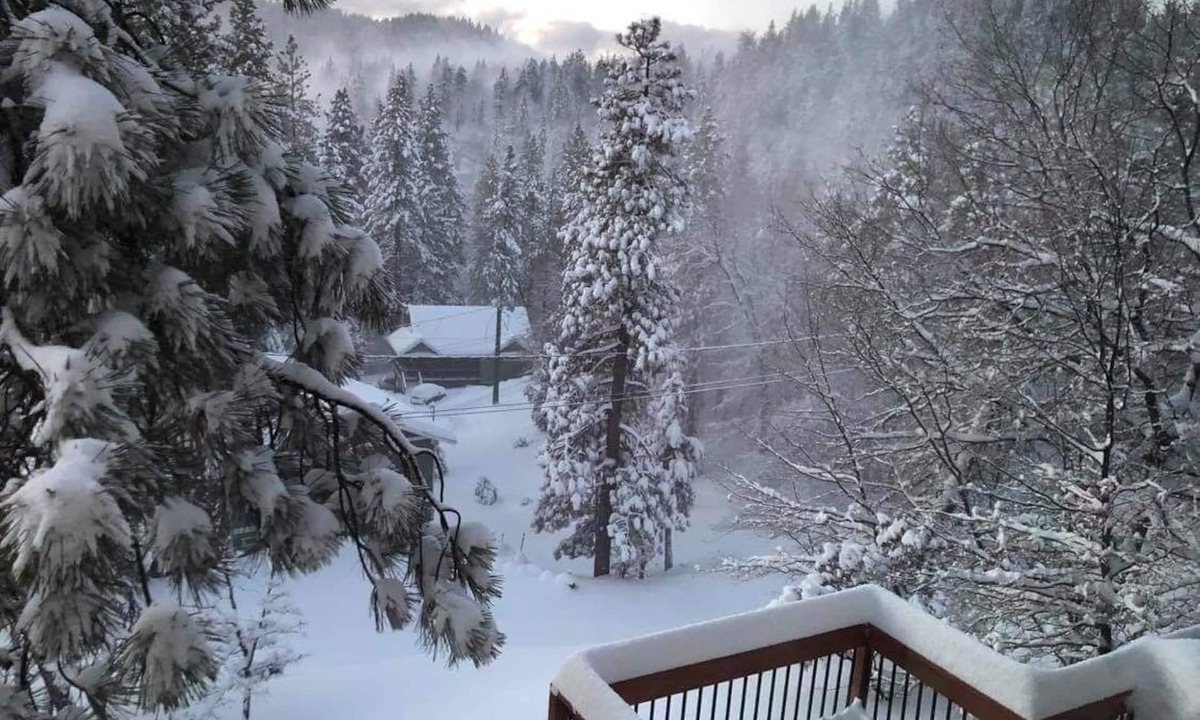 Arrowbear Lake Cabin | True Log Cabin, located 4 miles from Snow Valley, with an Awesome wooden Deck.