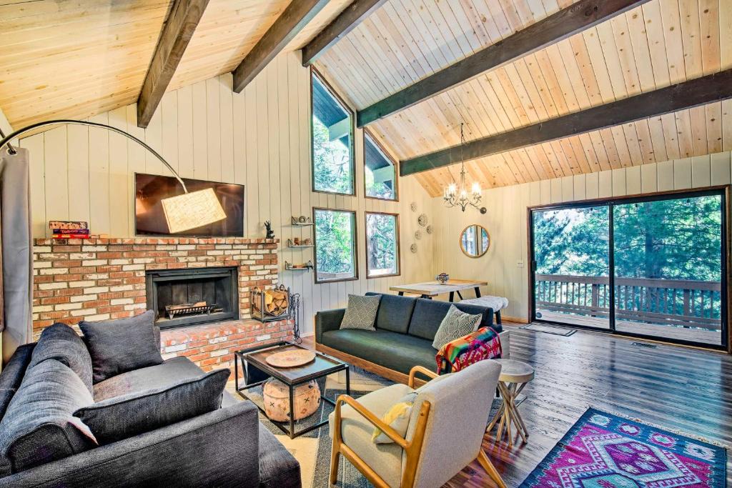 Twin Peaks House | Twin Peaks Cabin Less Than 4 Mi to Lake Arrowhead!