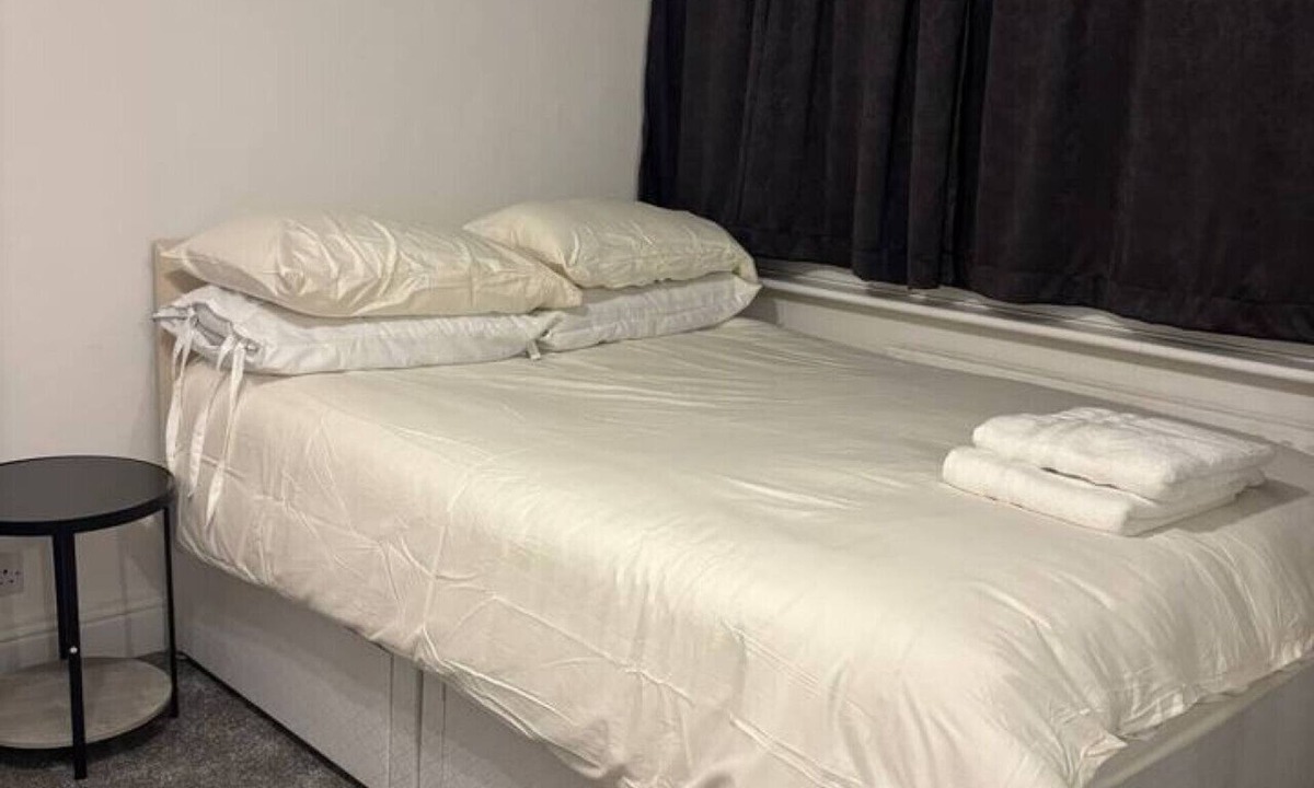 Feltham West House | Two Bedroom Entire House near Heathrow Easy Book
