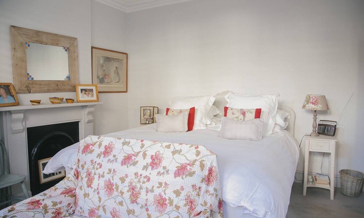 Town Apartment | Two bedroom garden flat in Fulham close to transport and shops.