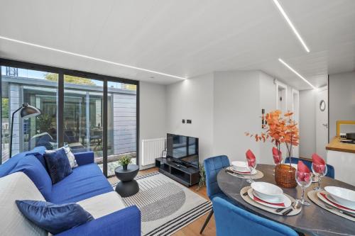 Canary Wharf Boat Rental | Unique Water Lodges in London - Roof Terrace
