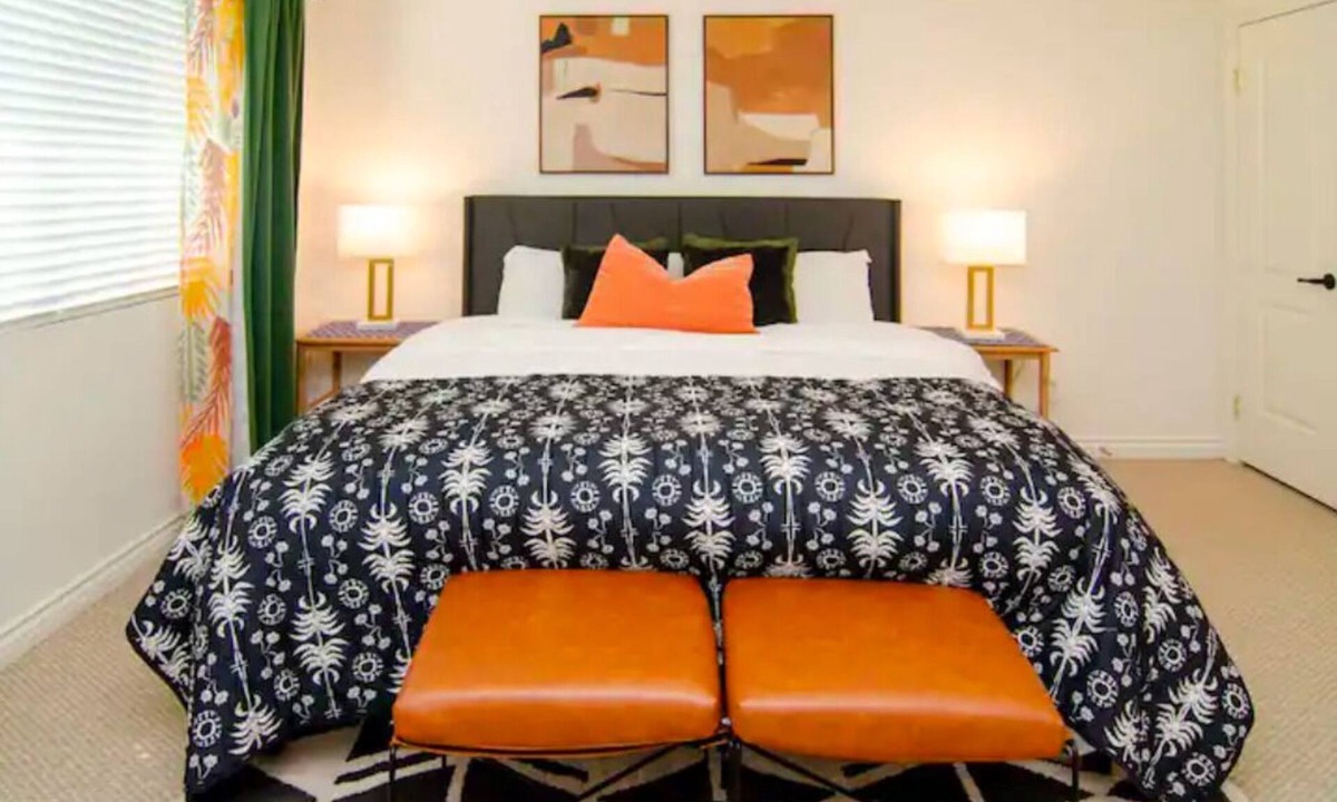 Ontario House | Up to 20% off weekly stay 3BR 2.5 miles to airport