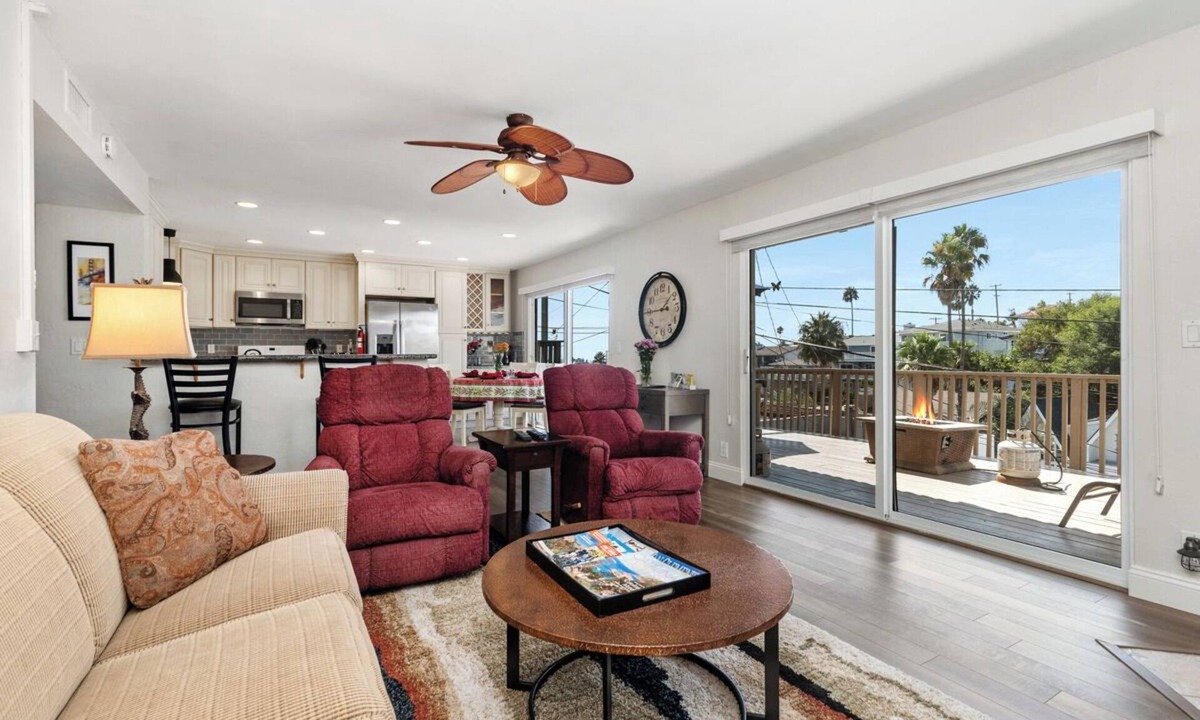 Lantern District Condo | Updated 2 bedroom Lantern District condo all on 1 level. Walk to beaches/harbor.