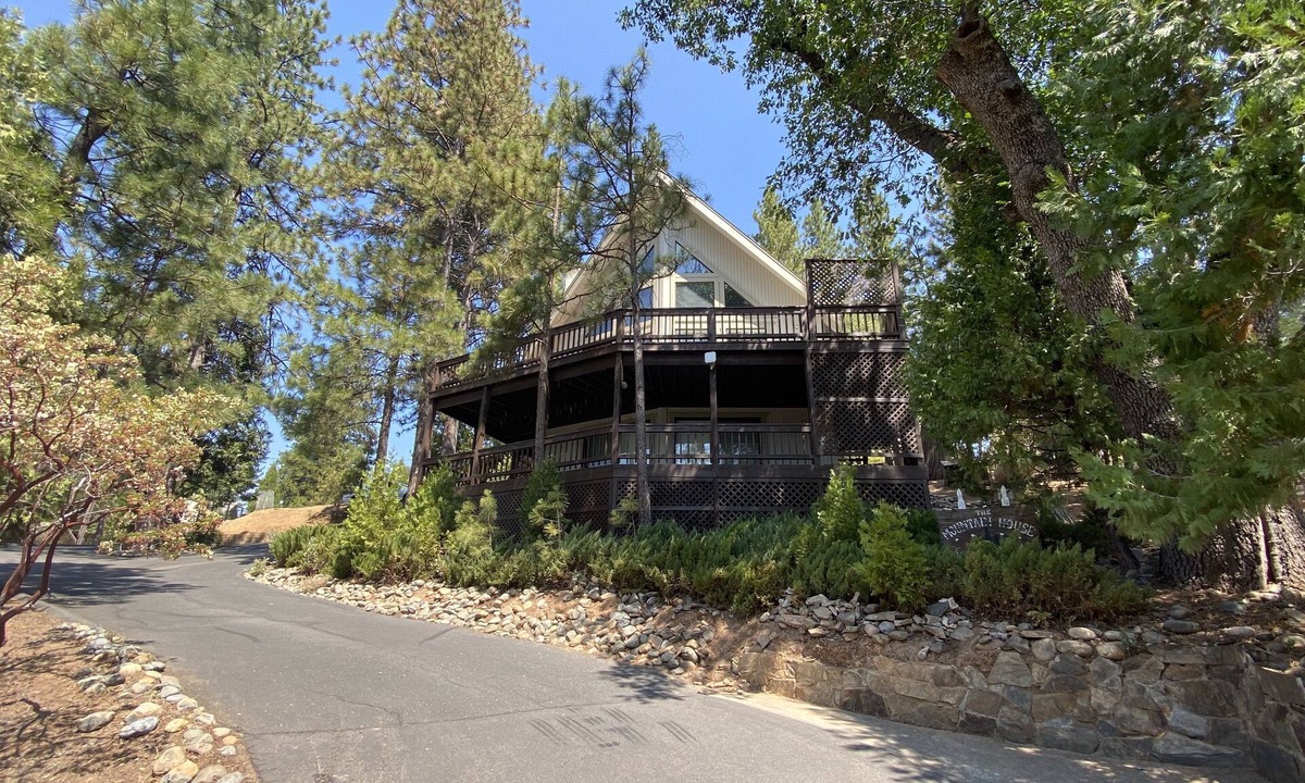 Groveland House | Updated Yosemite X- Large Lake Resort w/Mountain Views 2 decks & aut generator