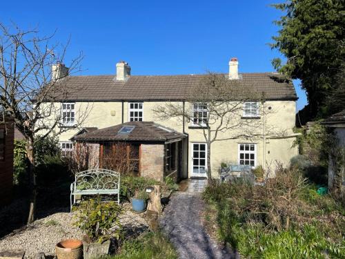 Chepstow House | Vauxhall Cottage, Chepstow - 4 Bedroom Pet-Friendly Home with Private Fenced Garden, Walk to Town and Castle