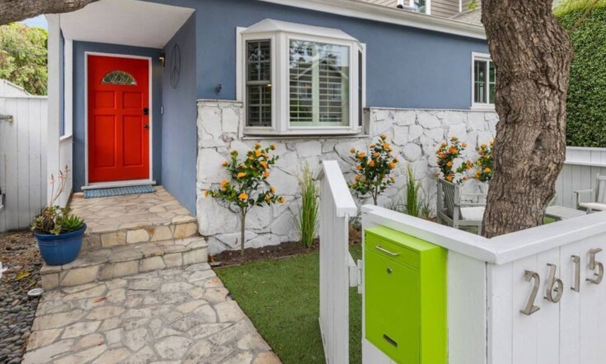 Venice House | Venice Beach Bungalow Steps From the Canals & 5 Minute Walk to Venice Beach