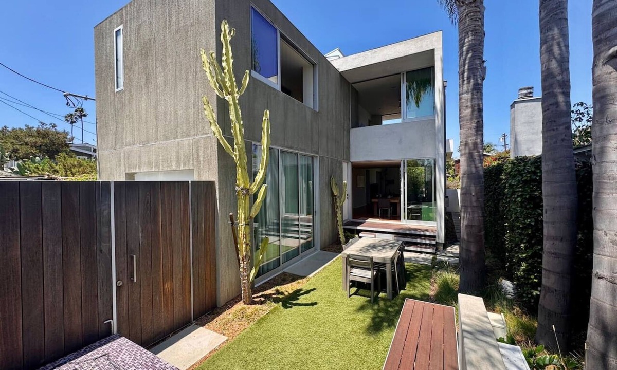 Venice House | Venice Walk Street Retreat | Jacuzzi & Lemon Tree