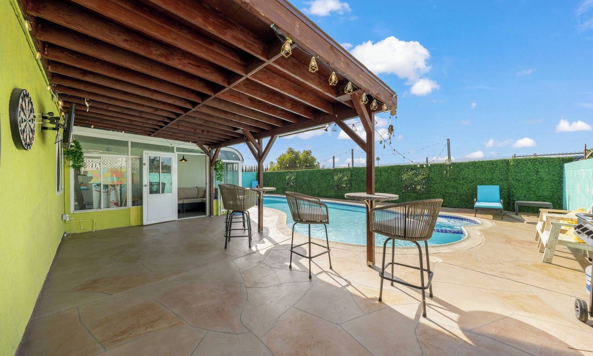 City of Industry House | Vibrant 5BR/2BA Ranch Home w/Pool l King Bed 2000 Sqft -Disneyland!