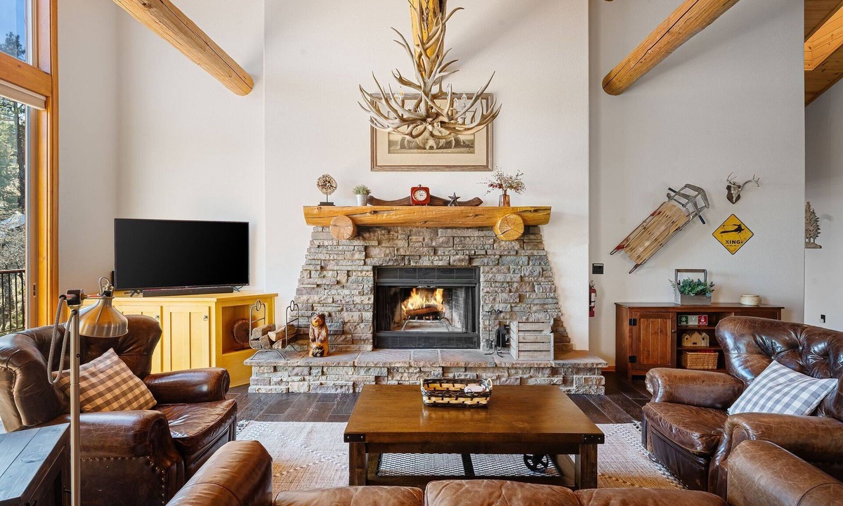 Castle Glen Estates House | View on the Rocks. Brand new addition 2 bedrooms, game room, deck and more!