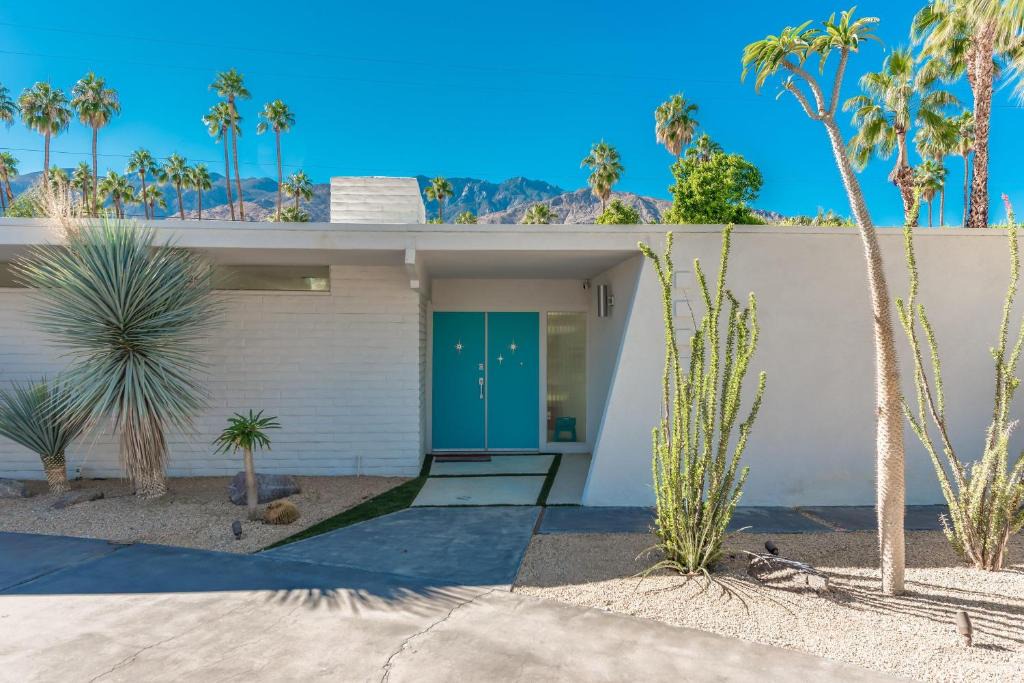 Deepwell Estates House | Villa Marcus Your Mid Century Modern Oasis