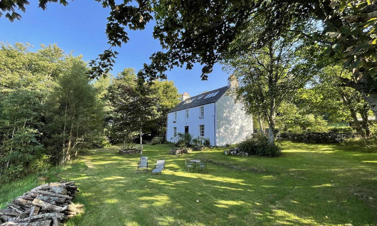 Breakish Villa | Villa on 4 acres by the sea with views to Skye & Raasay