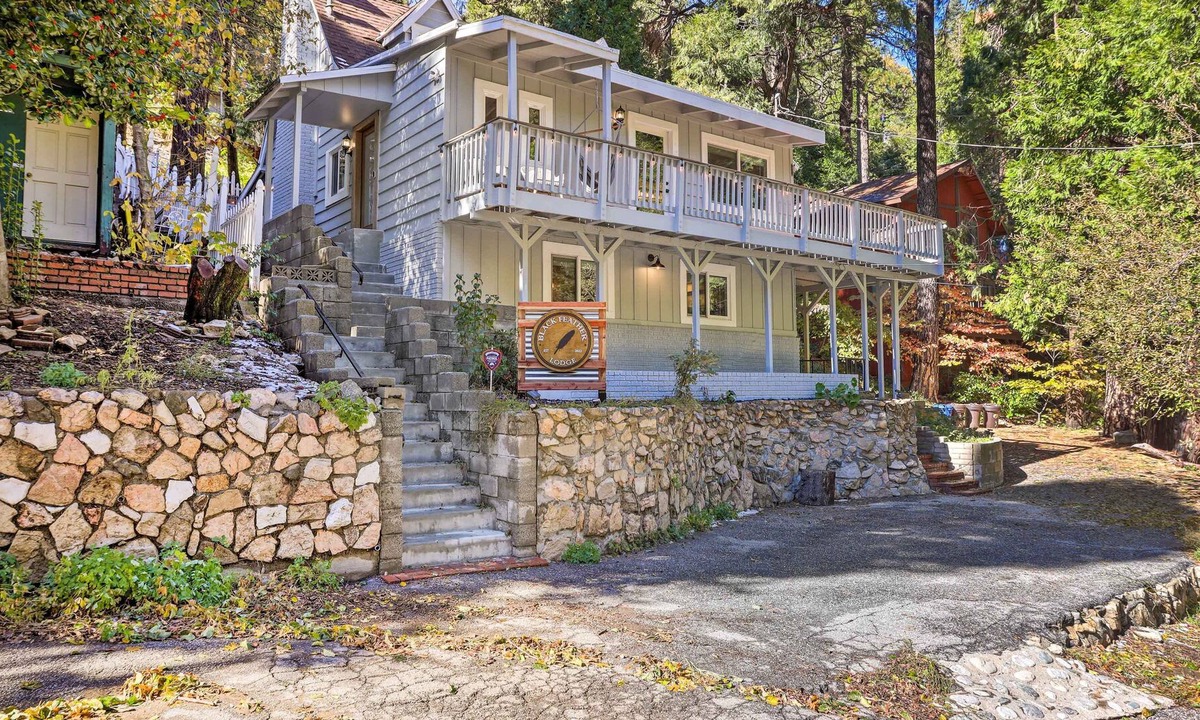 Arrowhead Villas Cabin | Vintage-Modern Lodge 2 Mi to Lake Arrowhead!