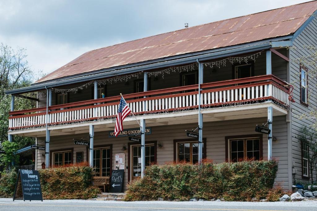Volcano Hotel | Volcano Union Inn and Pub
