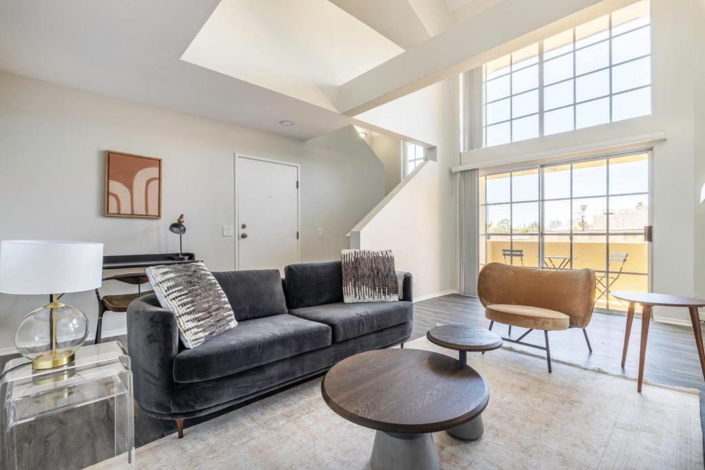 Beverly Grove Apartment | W Hollywood 2BR nr shops Beverly Center LAX-431