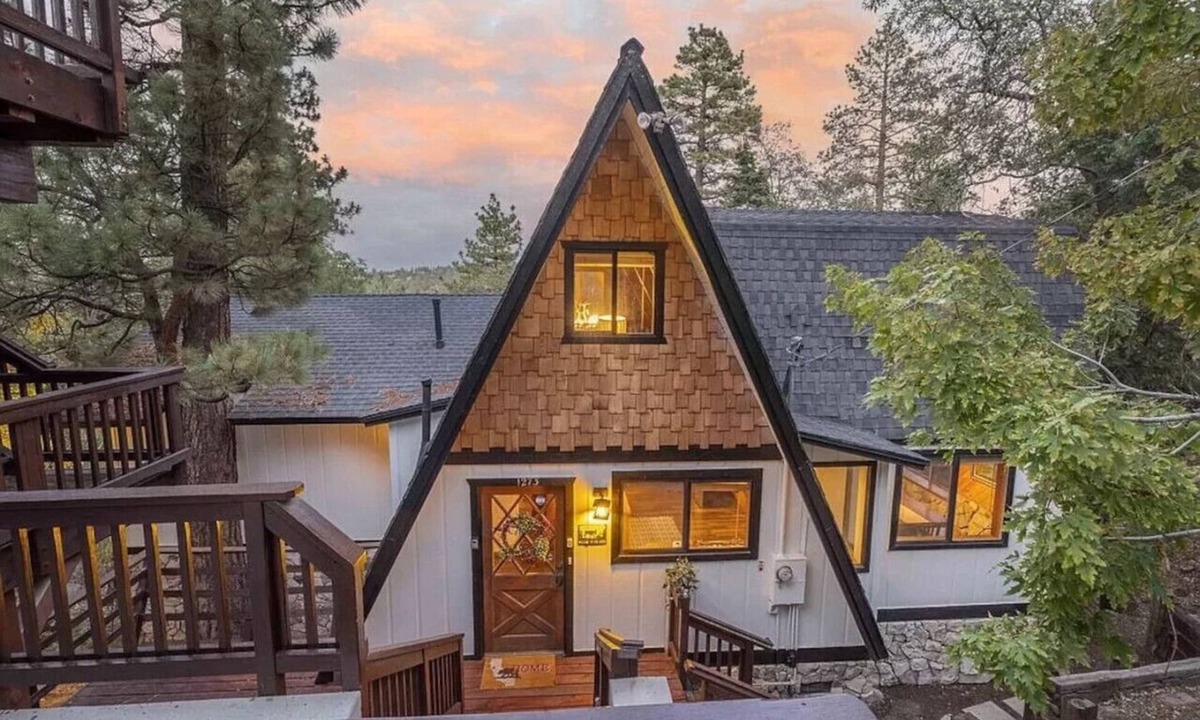Big Bear Lake Ski Chalet | Walk 2 Bear Mtn! Indoor Spa, Pool Table, Arcades