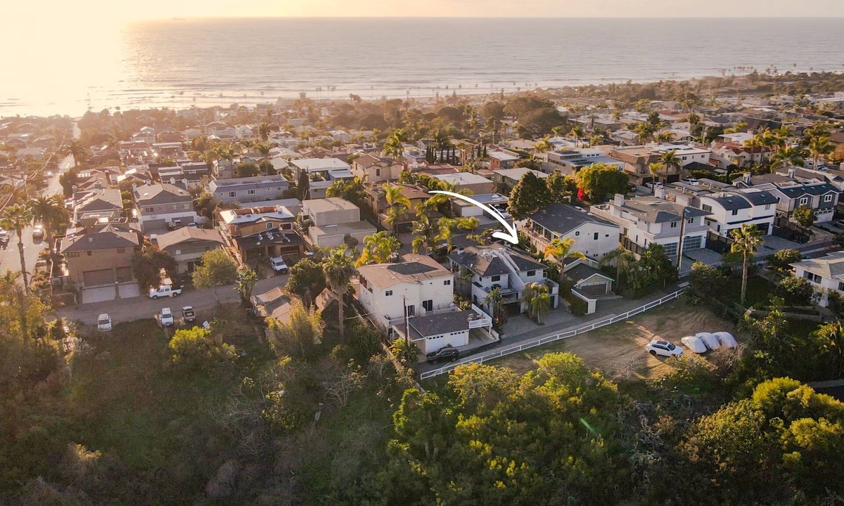 Cardiff-by-the-Sea House | Walk to the Beach/Rooftop Deck with Views/7 beds- 2 Kings/A/C