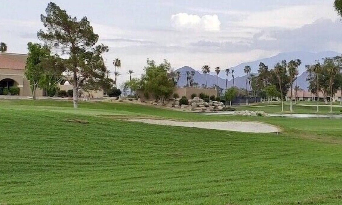 Palm Desert Condo | Want an amazing view on the 18th green next to the clubhouse? Look no further!