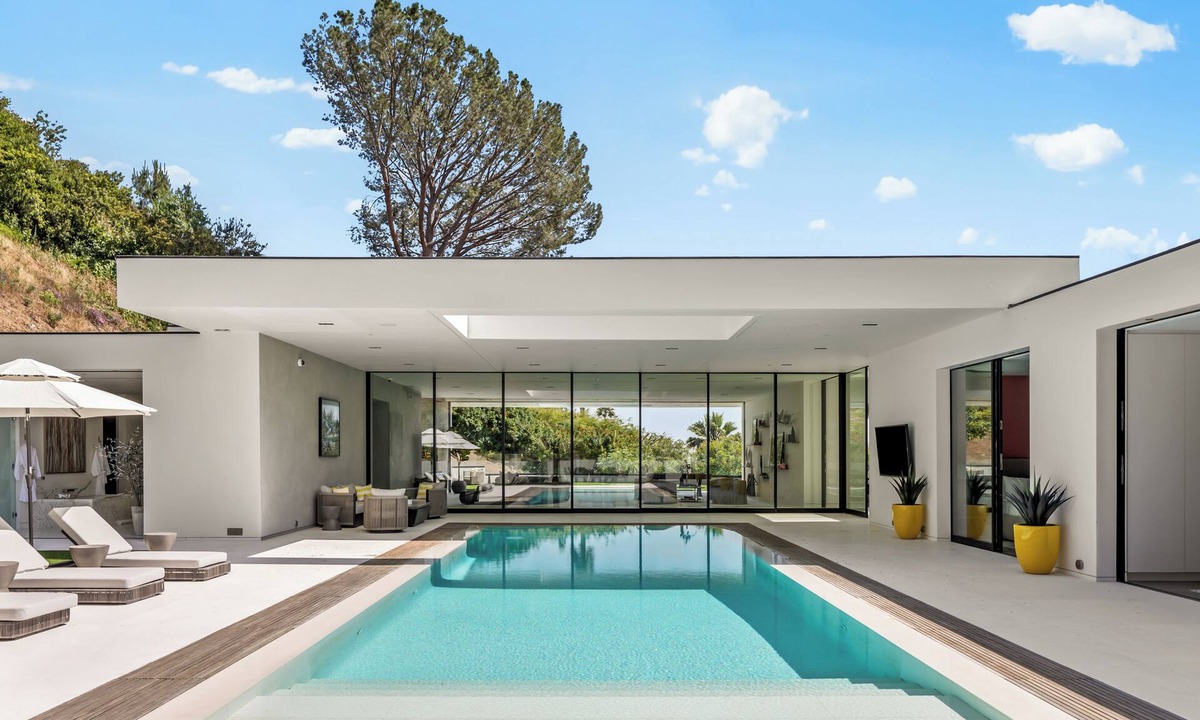 Trousdale Estates Villa | Warm Modern Masterpiece prime Trousdale Estates with beautiful city views.