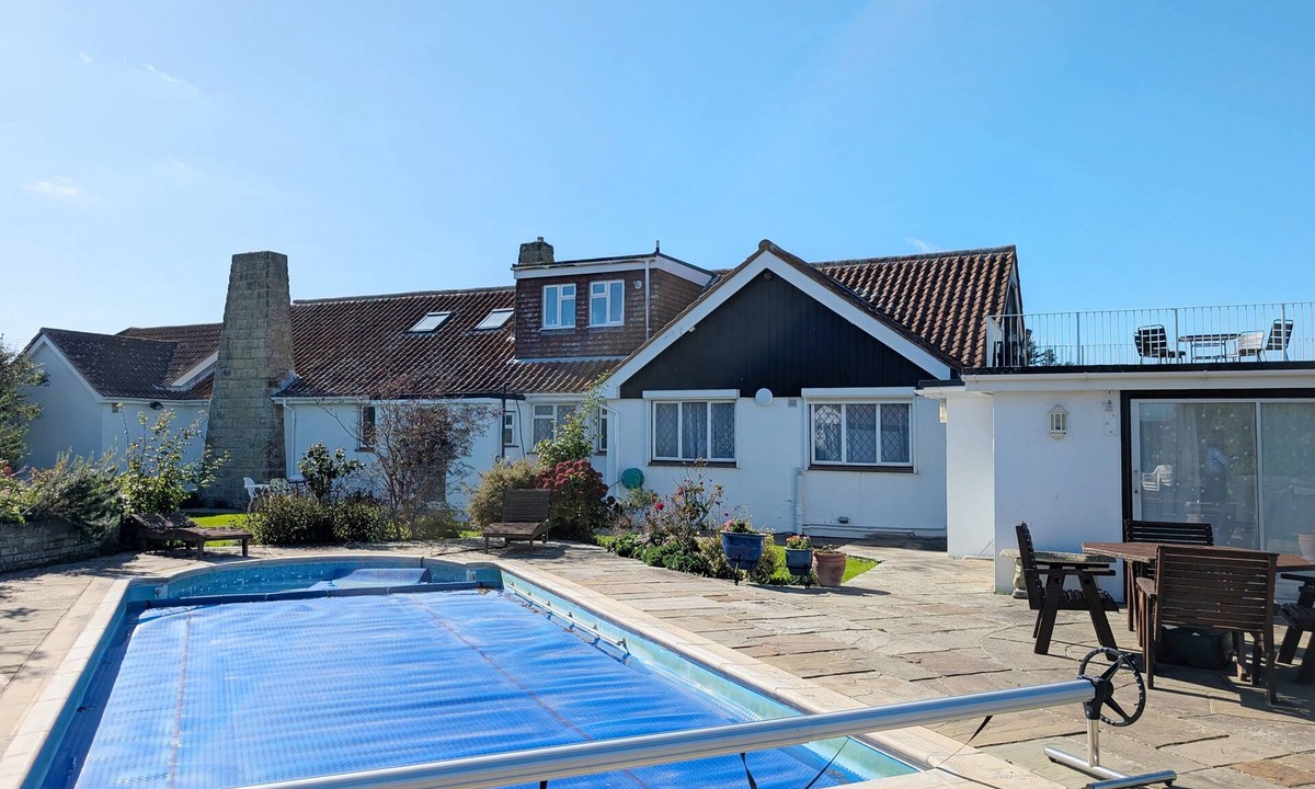 Selsey Cottage | Warner Wood - Selsey - sleeps 16 guests in 5 bedrooms