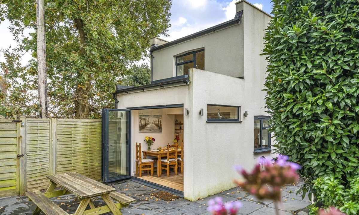 West Wittering Cottage | West Wittering Rosemary Cottage – Sleeps 5, Nr Beach, Parking & Family Friendly