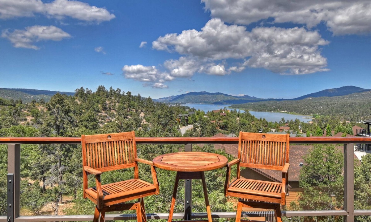 Castle Glen Estates Cabin | What A View by Destination Big Bear : Castle Glen Estates: Lake & Mountain Views! Hot Tub! Propane BBQ! Ping Pong!