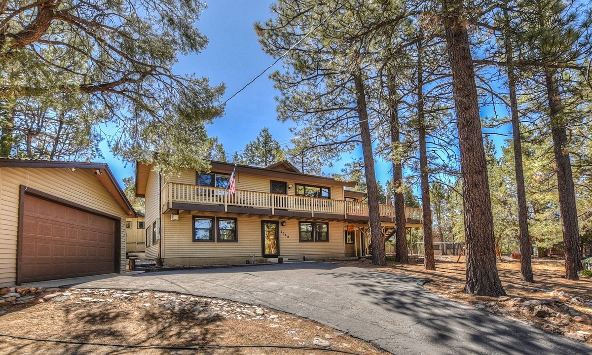 Whispering Forest Cabin | Whispering Bear Lodge by Destination Big Bear : Pool Table! Foosball! Views! Internet! Deck!