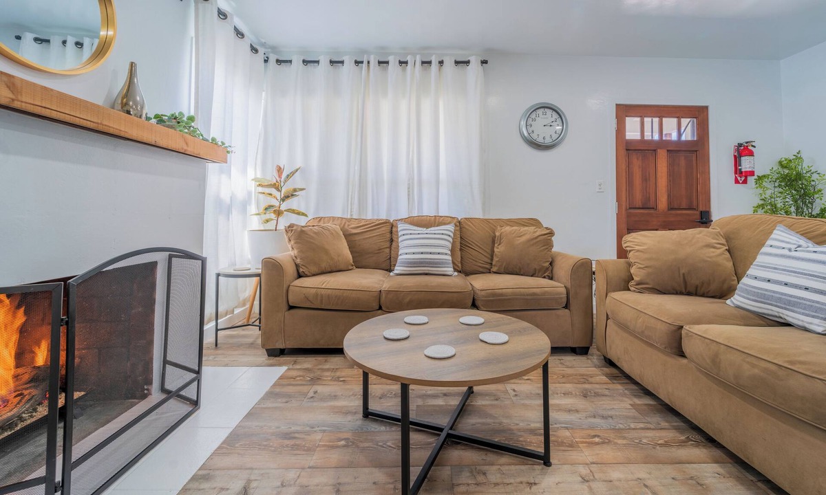 Compton House | White Heaven House 3-bedroom house with AC, WiFi in Enchanting Compton