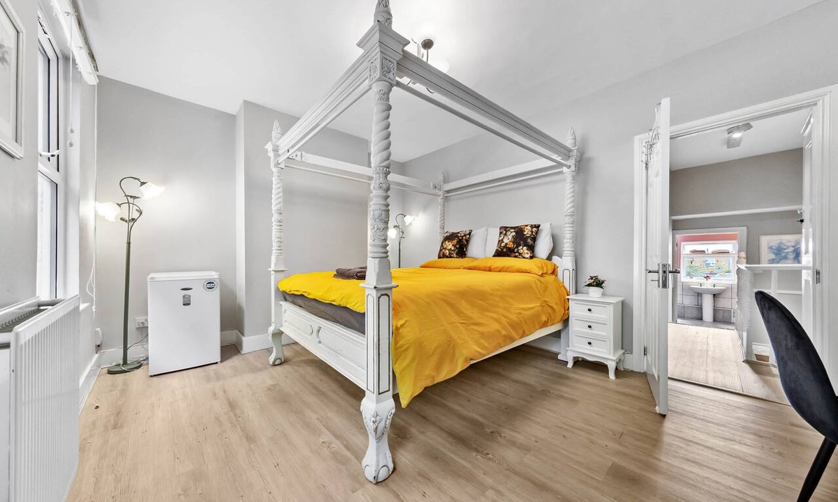 West Ham House | Whole Tranquil 2BR Rose Cottage near Stratford