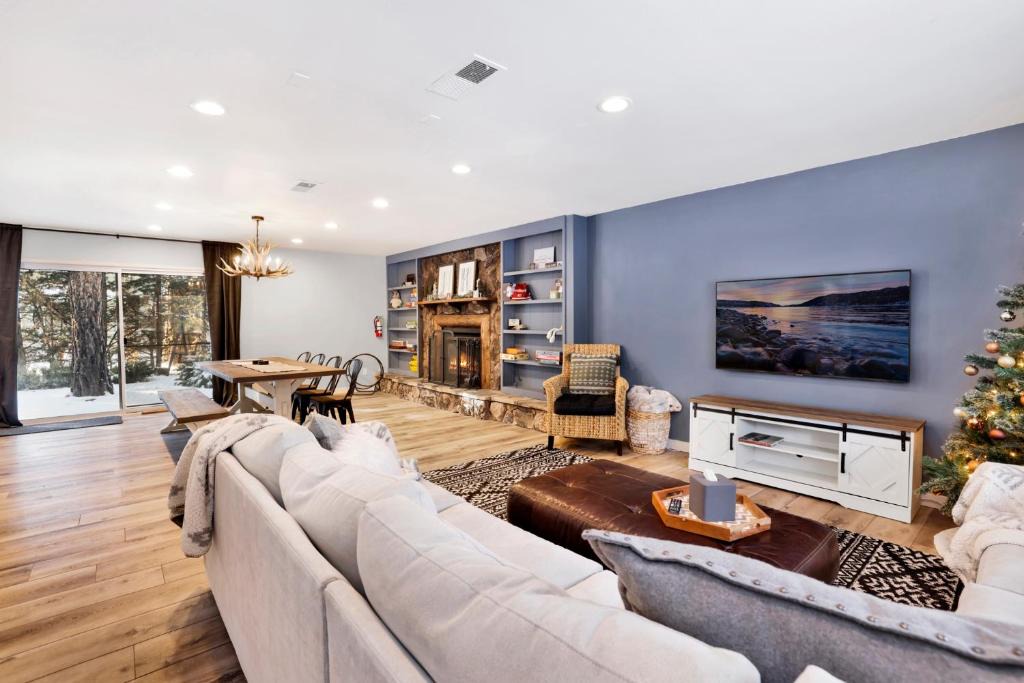 Fox Farm Ski Chalet | Wildwood Lodge by Big Bear Vacations Hot Tub Ultra Cozy Fox Farm Retreat