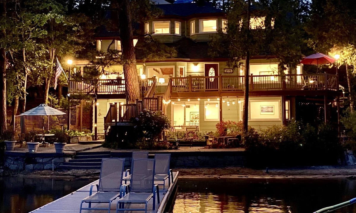 Bass Lake Cabin | Willow Cove Lodge - Lakefront in quiet Willow Cove - 6 bd/4 bth. Sleeps 17
